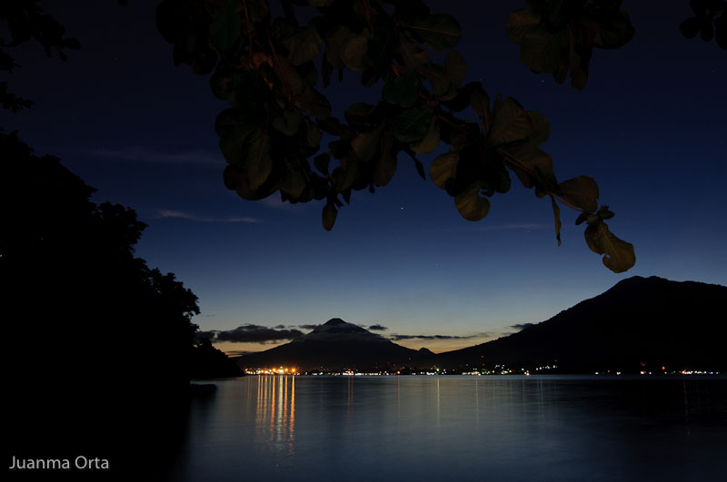 Vista nocturna de Bitung