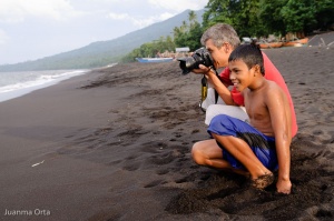 Edu tomando fotos en la playa de Batu Putih